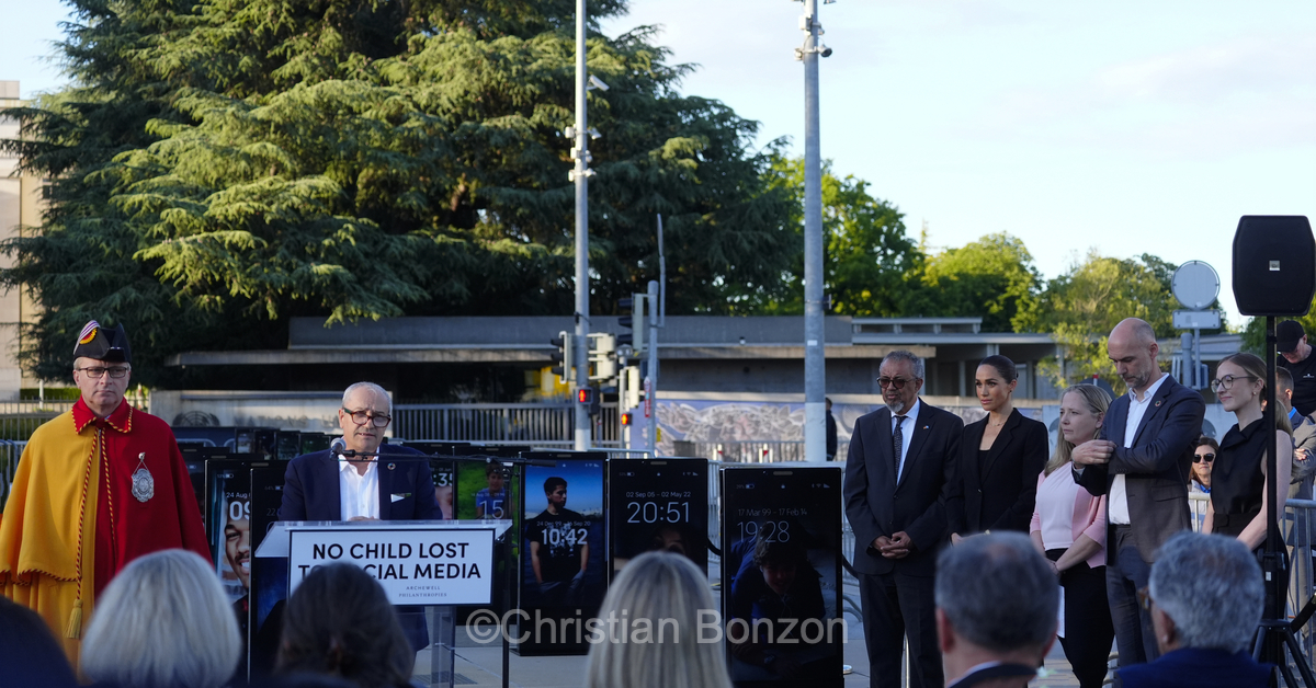 Meghan, duchesse de Sussex, change avec des enfants et leurs parents lors de lÕinauguration du Ç Lost Screen Memorial È, une installation rendant hommage aux jeunes victimes des violences en ligne