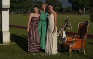 Meghan, duchessGeneva Polo Club e de Sussex, change avec des enfants et leurs parents lors de lÕiÇ Walk the Talk Ð The Health for All Challenge È  lÕoccasion des 75 ans de lÕOMS. nauguration du Ç Lost Screen Memorial È, une installation rendant hommage aux jeunes victimes des violences en ligne