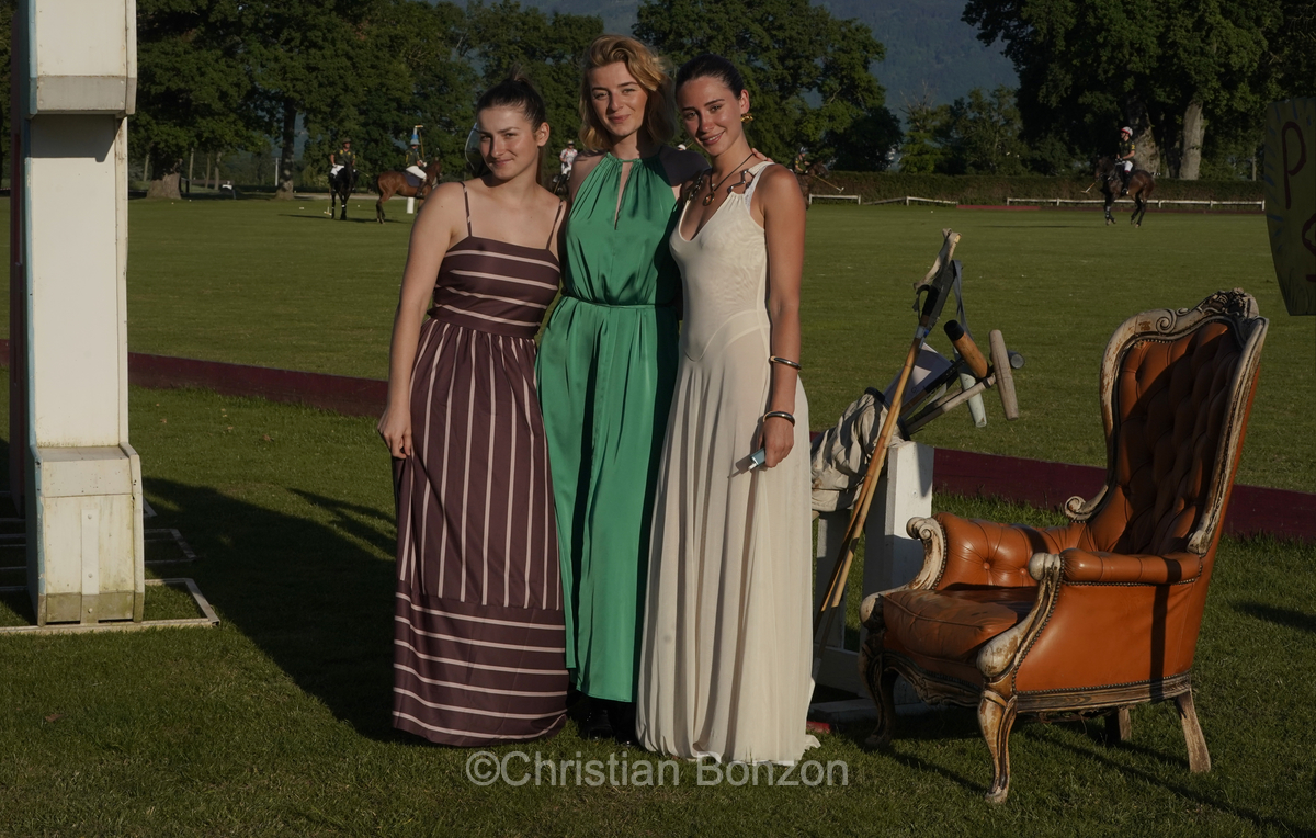 Meghan, duchessGeneva Polo Club e de Sussex, change avec des enfants et leurs parents lors de lÕiÇ Walk the Talk Ð The Health for All Challenge È  lÕoccasion des 75 ans de lÕOMS. nauguration du Ç Lost Screen Memorial È, une installation rendant hommage aux jeunes victimes des violences en ligne