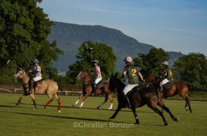 Meghan, duchessGeneva Polo Club e de Sussex, change avec des enfants et leurs parents lors de lÕiÇ Walk the Talk Ð The Health for All Challenge È  lÕoccasion des 75 ans de lÕOMS. nauguration du Ç Lost Screen Memorial È, une installation rendant hommage aux jeunes victimes des violences en ligne