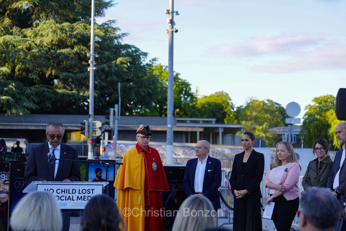 Meghan, duchesse de Sussex, change avec des enfants et leurs parents lors de lÕinauguration du Ç Lost Screen Memorial È, une installation rendant hommage aux jeunes victimes des violences en ligne