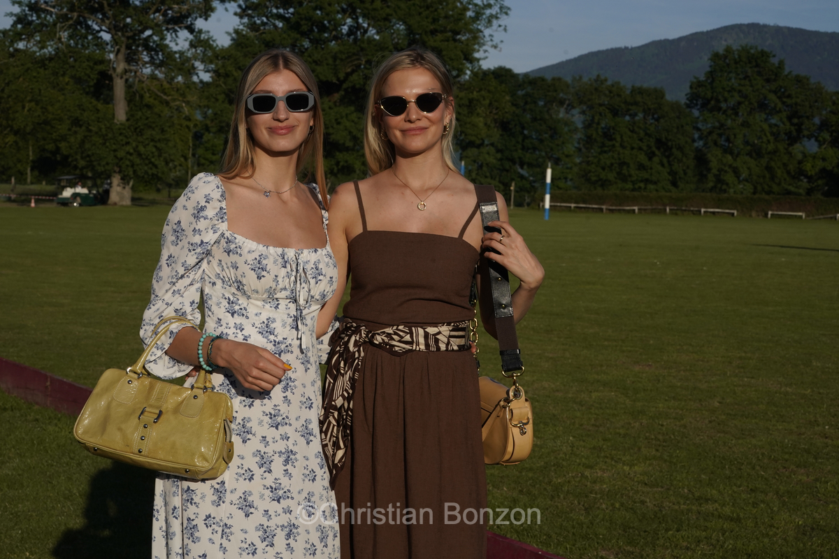 Meghan, duchessGeneva Polo Club e de Sussex, change avec des enfants et leurs parents lors de lÕiÇ Walk the Talk Ð The Health for All Challenge È  lÕoccasion des 75 ans de lÕOMS. nauguration du Ç Lost Screen Memorial È, une installation rendant hommage aux jeunes victimes des violences en ligne