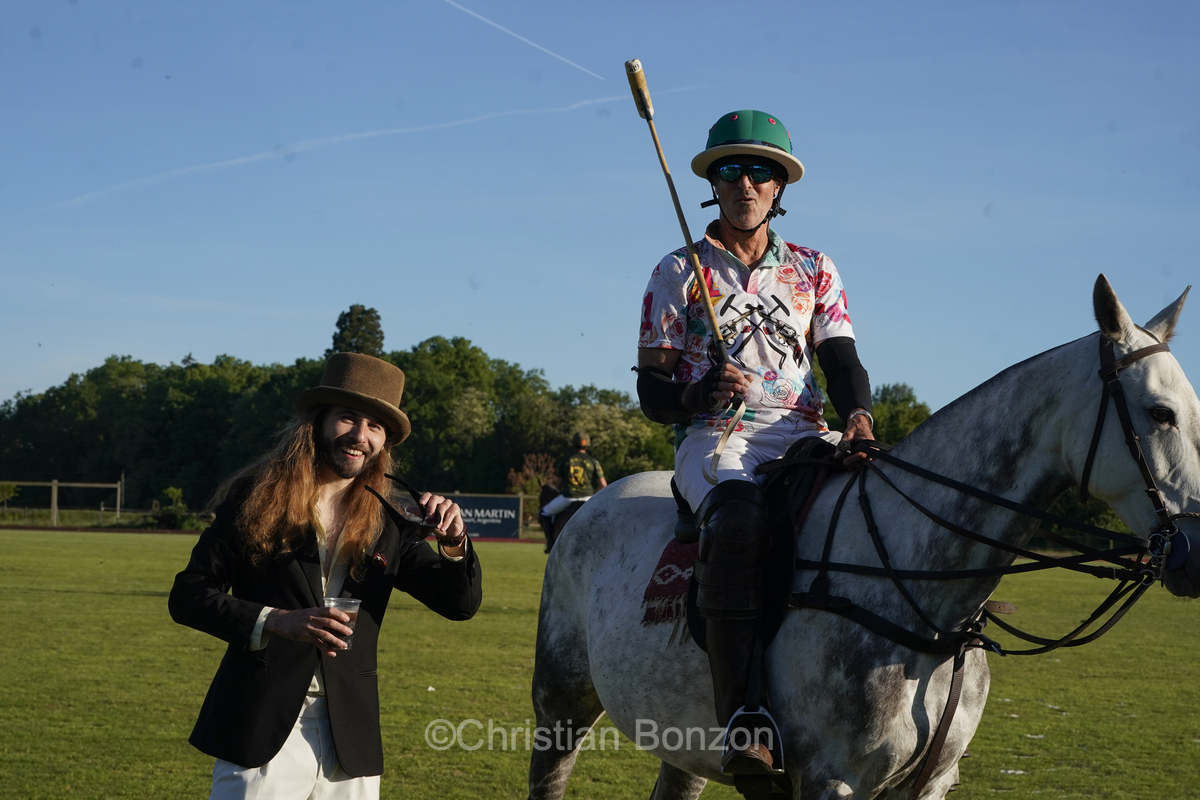 Meghan, duchessGeneva Polo Club e de Sussex, change avec des enfants et leurs parents lors de lÕiÇ Walk the Talk Ð The Health for All Challenge È  lÕoccasion des 75 ans de lÕOMS. nauguration du Ç Lost Screen Memorial È, une installation rendant hommage aux jeunes victimes des violences en ligne