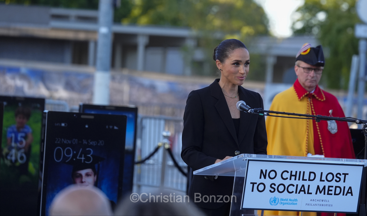 Meghan, duchesse de Sussex, change avec des enfants et leurs parents lors de lÕinauguration du Ç Lost Screen Memorial È, une installation rendant hommage aux jeunes victimes des violences en ligne