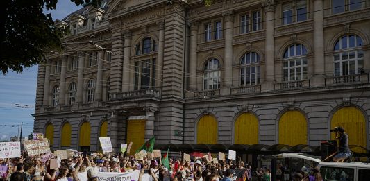 La Grève féministe rassemble avant Genève et le G7