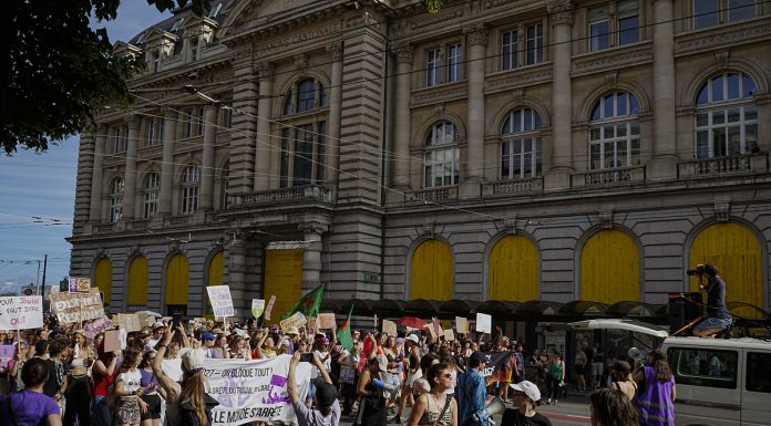 La Grève féministe rassemble avant Genève et le G7