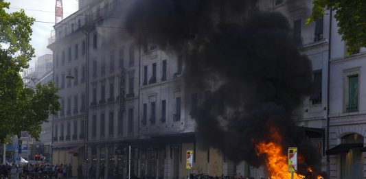 Genève, du cortège festif aux flammes d’une Tesla