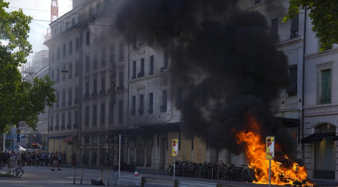 Genève, du cortège festif aux flammes d’une Tesla
