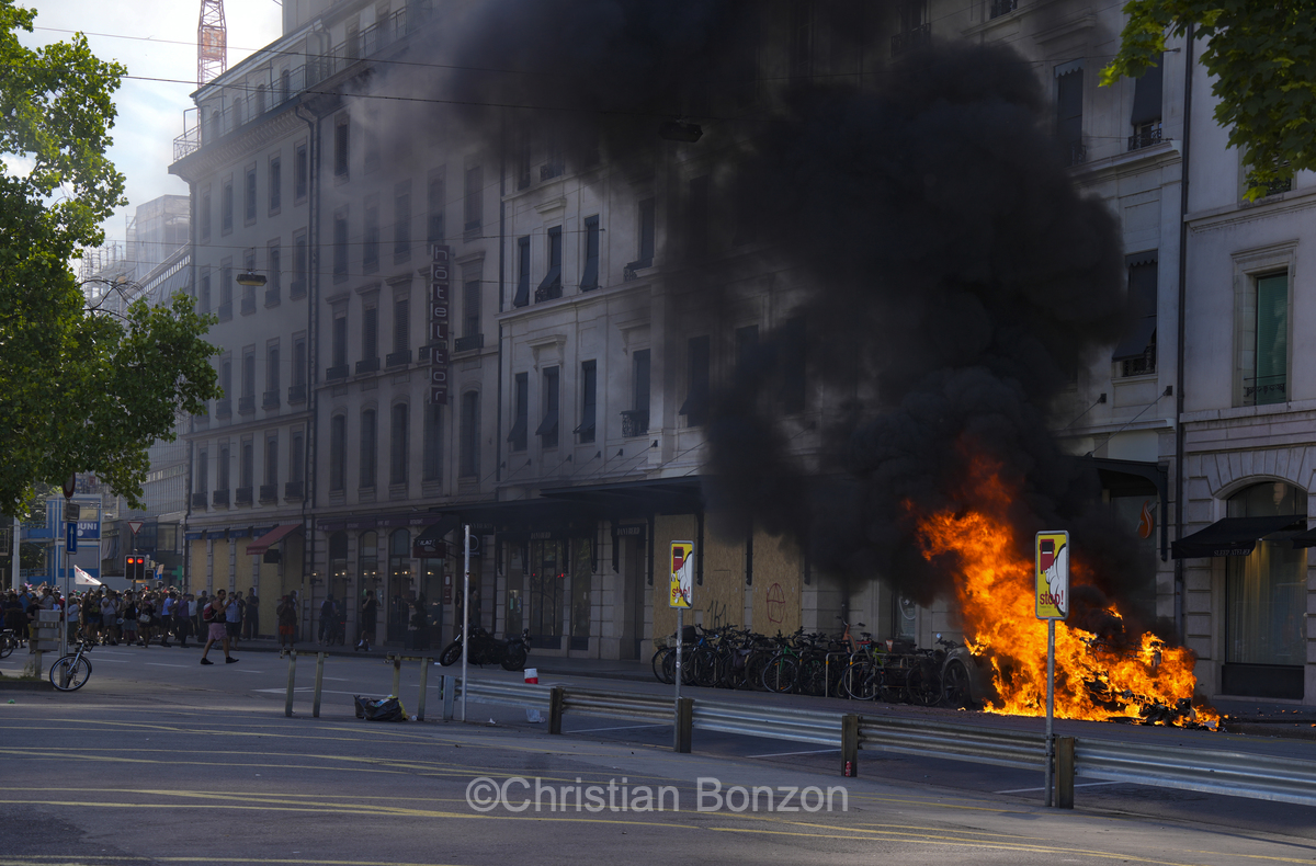 La manifestation No G7 14 juin Geneve
