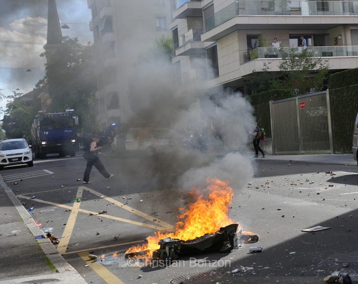 La manifestation No G7 14 juin Geneve